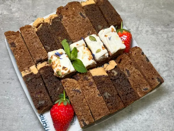 Mixed sponge cake platter