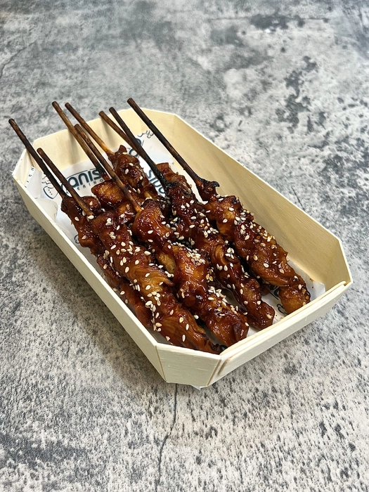 Sticky chicken skewers with sesame seeds